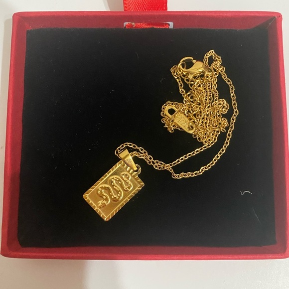 Elegant Gold Pendant Necklace - Picture 4 of 4